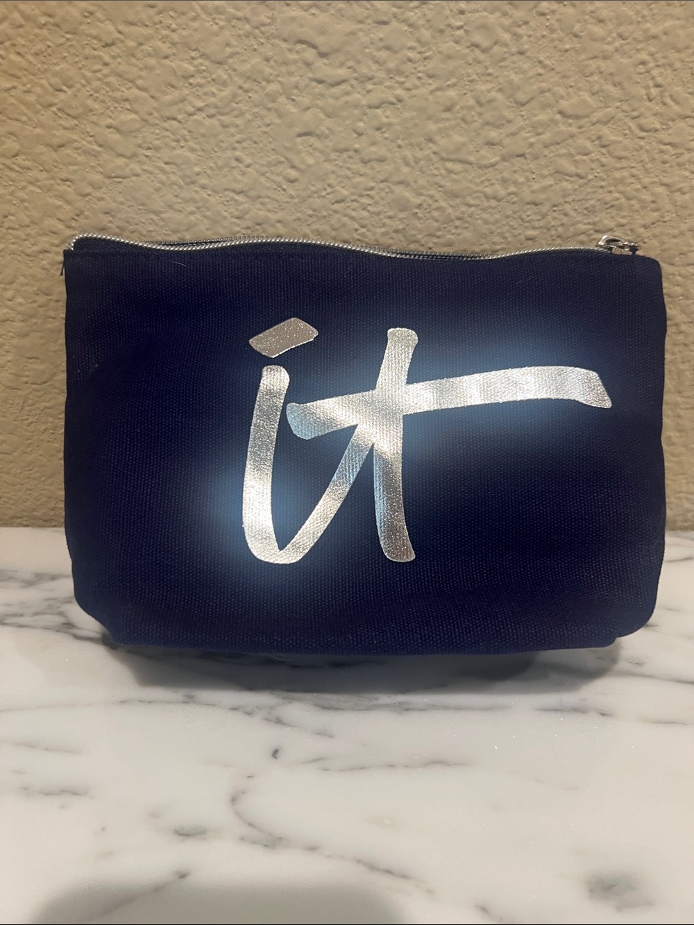It Cosmetics  Navy Pouch with Metallic Logo and superhero mascara sample